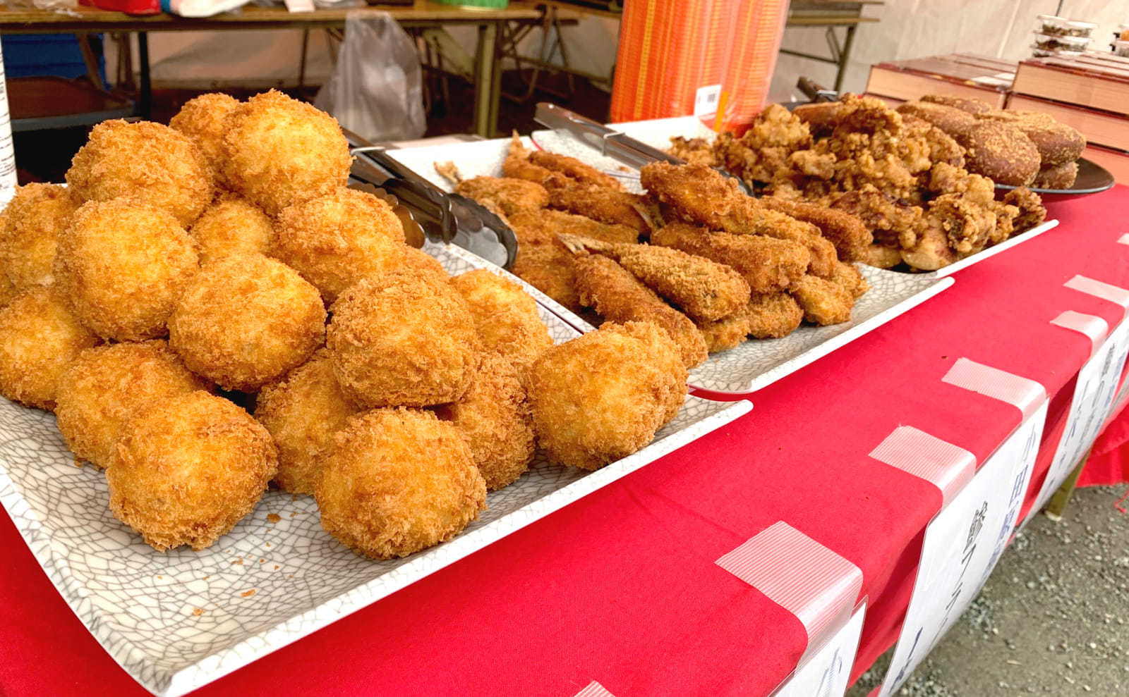 田中屋本店の揚げ物販売コーナー