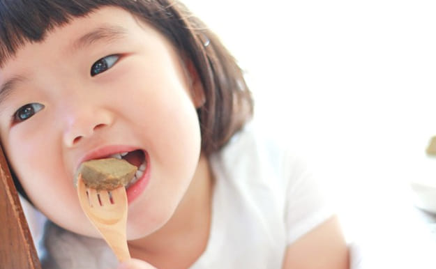 いわしつみれを食べる少女